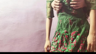 अकेली लड़की अपने यार के साथ मस्ती करते हुए पकड़ी गहीं